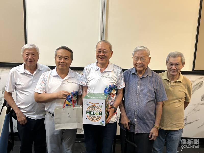 周民淦（左2）訪問描戈律，與洪宗華（右2）、描戈律菲華工商聯合會理事長鄭國仁（左1）、執行副理事長施純禮（右1）、副理事長鄭菲元（中）合影，展現僑界團結情誼。