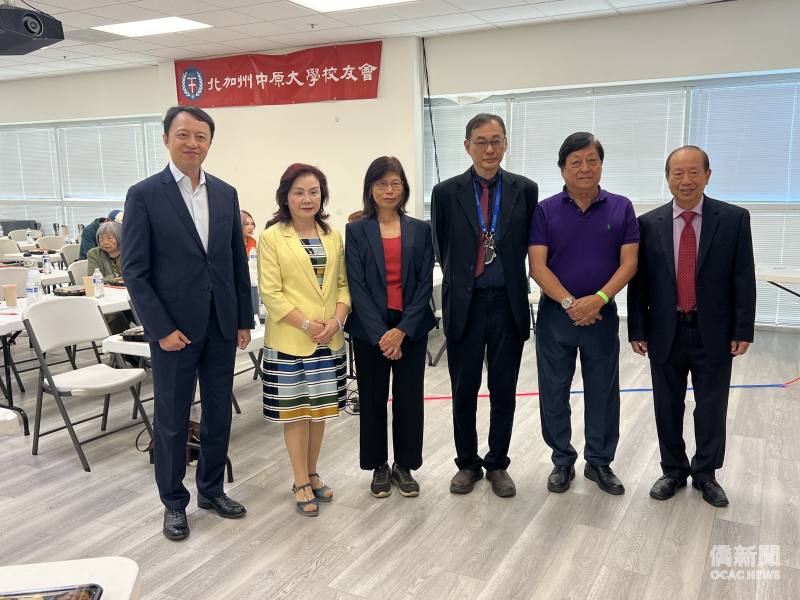 北加州中原大學校友會會長王榮玫(左二)與講師及貴賓合影。