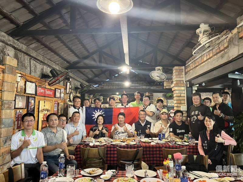 巴地頭頓臺灣商會國慶淨灘活動後舉行餐敘，臺越人士交流聯誼，凝聚情誼。