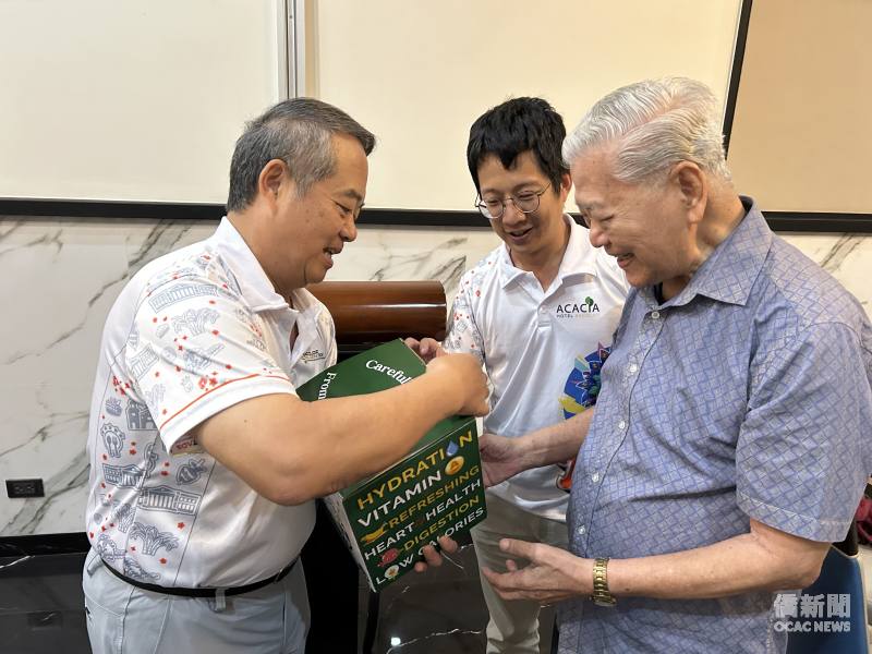 周民淦（左）致贈描戈律菲華工商聯合會名譽理事長暨僑務諮詢委員洪宗華（右）臺灣技術團禮品。