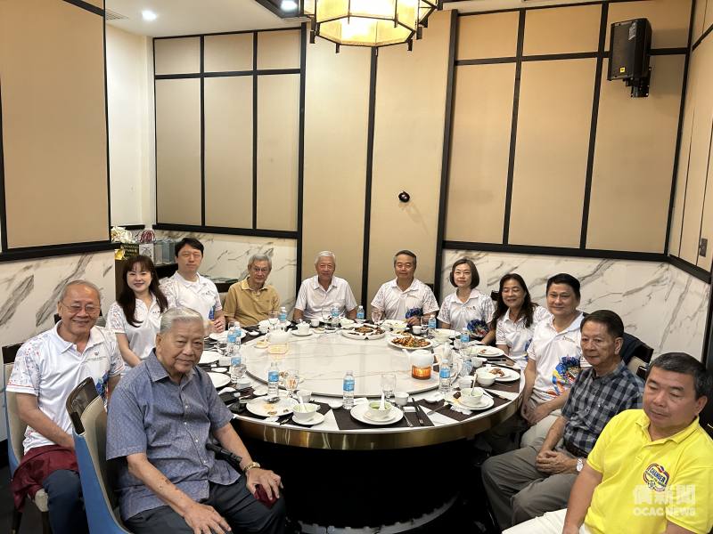 周民淦與描戈律菲華工商聯合會及附屬志願消防隊幹部餐敘交流，關心當地僑社發展。