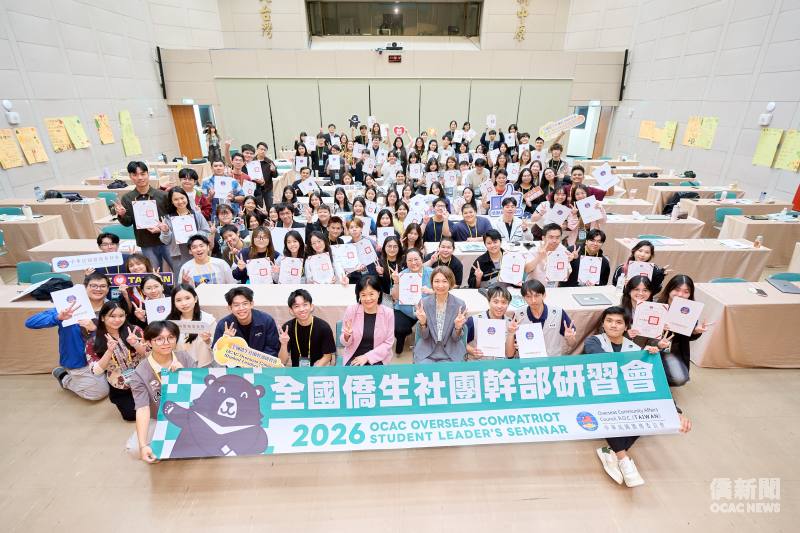 賴麗瑩與僑生處吳曉竹副處長及全體學員大合影