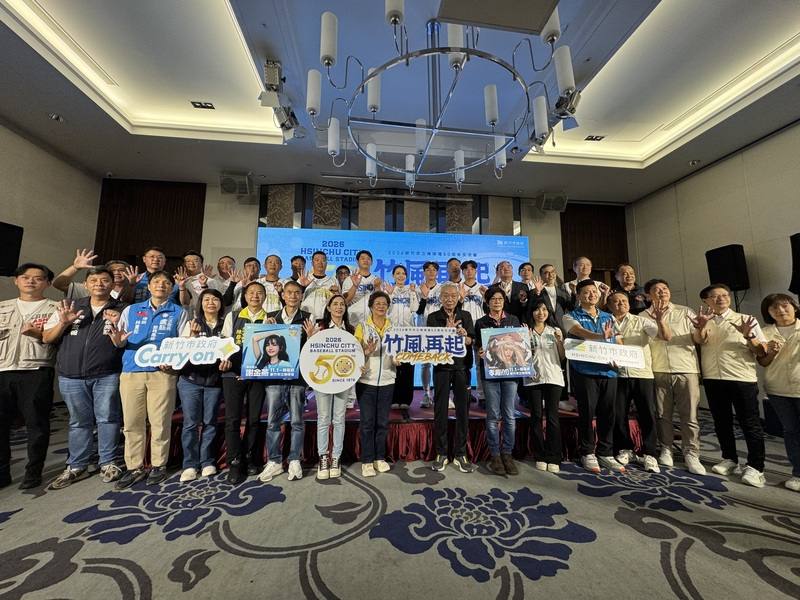 新竹市政府19日舉行「2026新竹市立棒球場50週年交流賽COMEBACK竹風再起」啟動記者會，市長高虹安（後右9）宣布賽事於11月1日至3日在新竹市立棒球場登場，邀請台灣、日本及韓國4支球隊參賽，採免費索票進場。