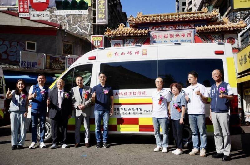 台北市消防局18日表示，松山慈祐宮將民間善意轉化為守護市民生命安全的力量，捐贈4輛救災救護車輛，充實第一線勤務量能，市長蔣萬安（左5）出席接受捐贈並頒贈感謝狀。（台北市消防局提供）
