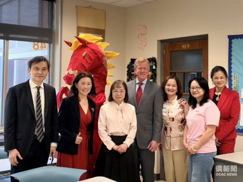 (左至右) 新澤西中校協會會長戴松昌、梅山中校董事長吳靜、紐約文教中心副主任廖淑惠、Green Brook Township市長Jim Van Arsdale、華強高中教師歐瑪麗、中美文化協會會長林郁翠、美東中校協會榮譽會長林美華。