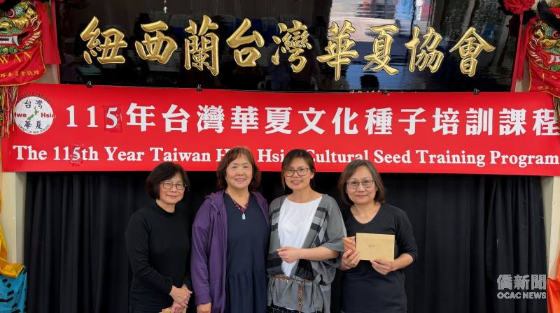 夏協會理事長林涵婷(右二)致謝本次授課講師梁增蘆(左二)、助理講師孟慶萱(左一)。