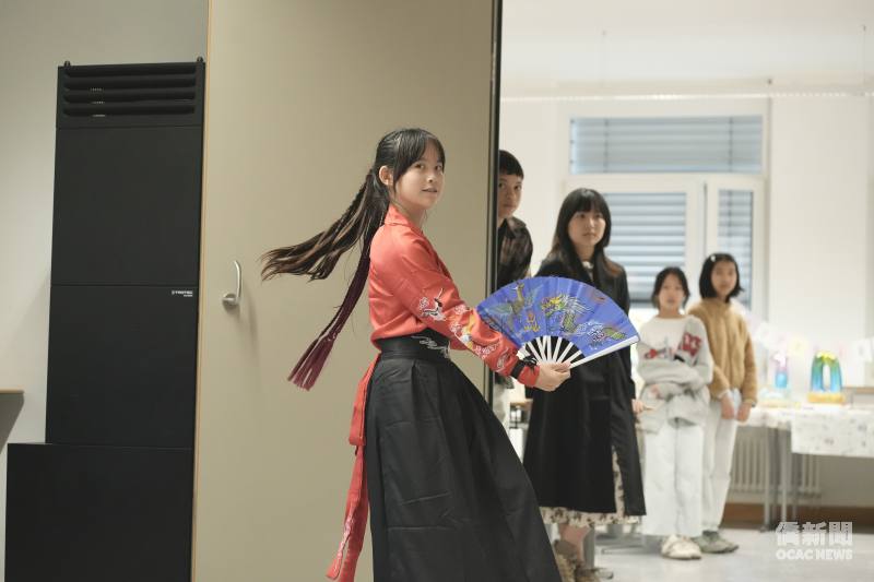 學生以功夫扇演出，展現臺灣文化與多元才藝。