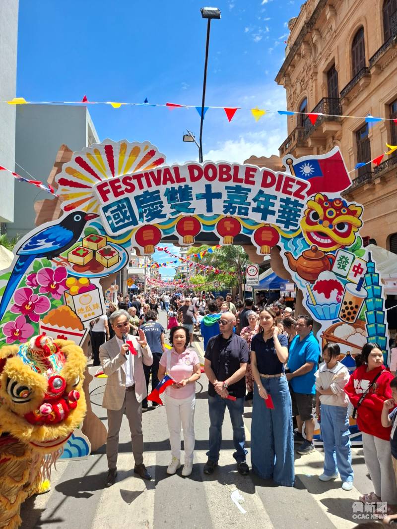 開幕儀式，左起為：駐巴拉圭大使李岳融、亞松森中華會館理事長古美桂、巴拉圭第一夫人辦公室禮賓主任Diego Estigarribia及巴拉圭第一夫人辦公室社會行動計畫主任Cielo Moreno。