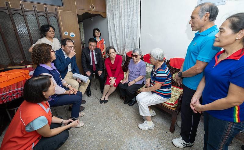 副總統代表總統向百歲人瑞林賴貴女士表達關心，並與長輩們親切話家常，關心生活起居及健康狀況，也與家屬溫馨互動