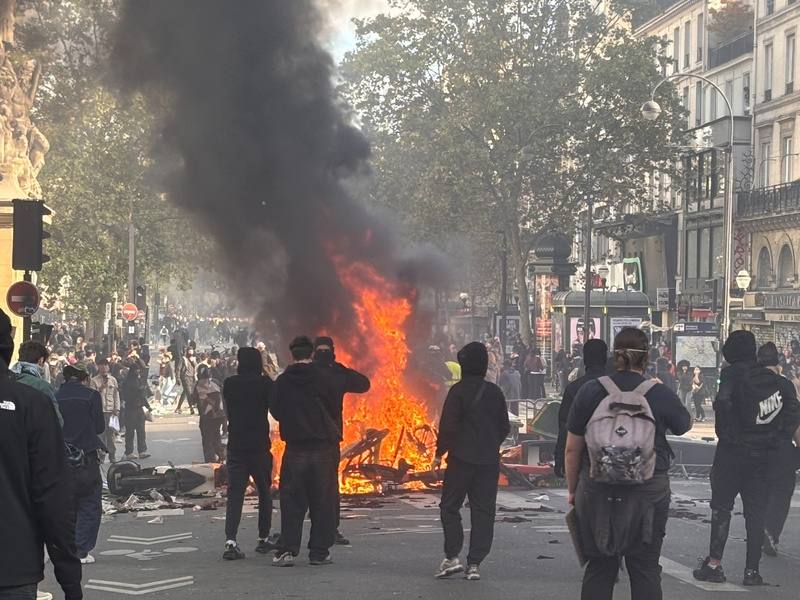 法國各地群眾17日再次上街示威，但巴黎等多座大城市出現縱火等暴力行為。