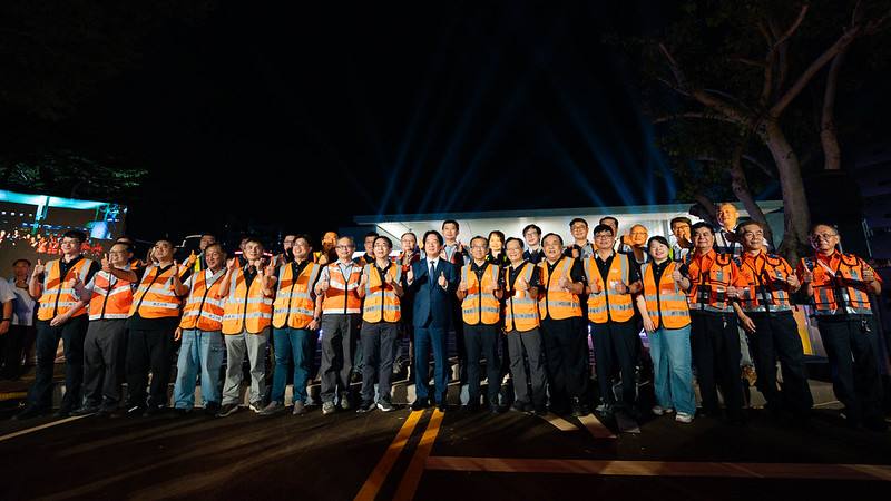 總統期盼中央與地方共同合作，持續推動各項重要交通建設，讓臺南更加進步繁榮、市民安居樂業