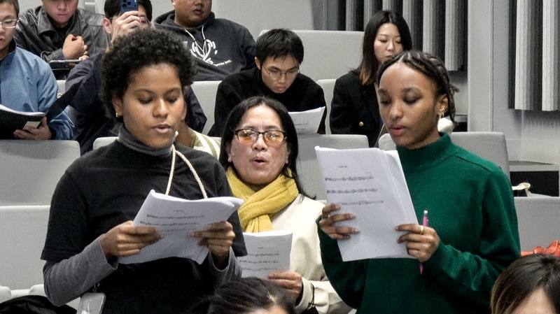 排灣族佳興部落古謠團於10月2日至9日在巴黎東語舉行古謠工作坊，以口傳心授方式逐句教唱，當未來巴黎學員唱出排灣古謠時，耳朵就會響起部落長輩的聲音。圖攝於10月9日工作坊結業日。