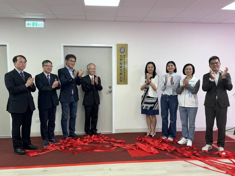 國家衛生研究院19日在國家高齡醫學暨健康福祉研究中心舉行「失智症研究辦公室」成立記者會，由中心主任許志成（左4）主持，衛生福利部長期照護司副司長吳希文（右4）和民主進步黨籍立法委員劉建國（左3）等出席。