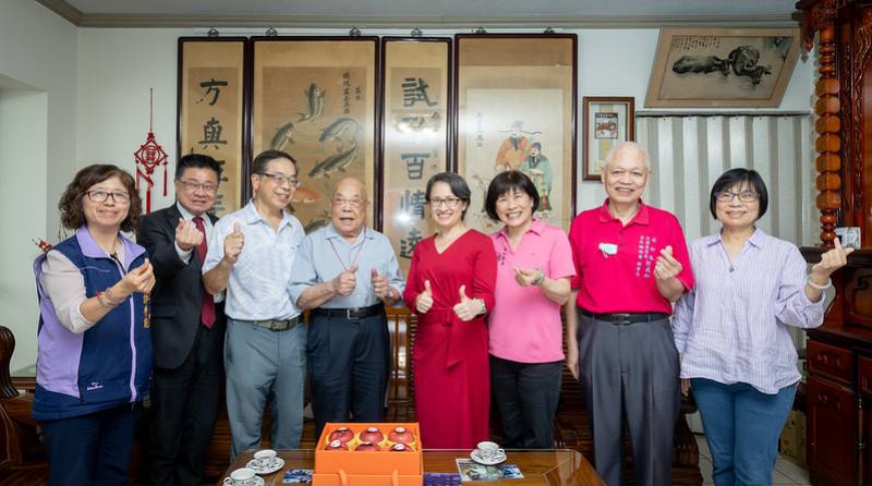 重陽節將屆，蕭美琴副總統16日下午前往新北市探望百歲人瑞林賴貴、林金枝、萬億先女士及鄭依來先生，表達關懷並獻上重陽節祝福