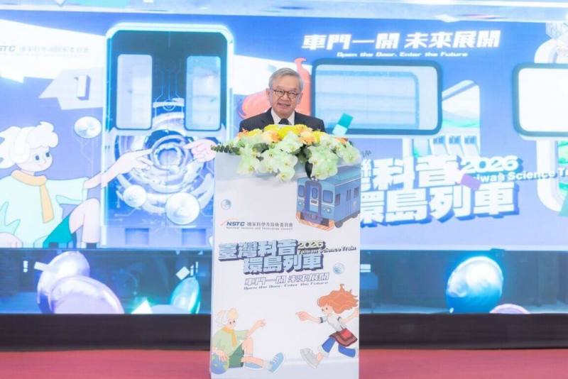 2026台灣科普環島列車19日從台北車站出發，展開為期6天的全台科學之旅。國科會主委吳誠文表示，台灣科普環島列車邁入第11年，今年將半導體、太空與智慧醫療等前瞻領域導入車廂體驗，激發年輕世代的好奇心與創造力。（國科會提供）