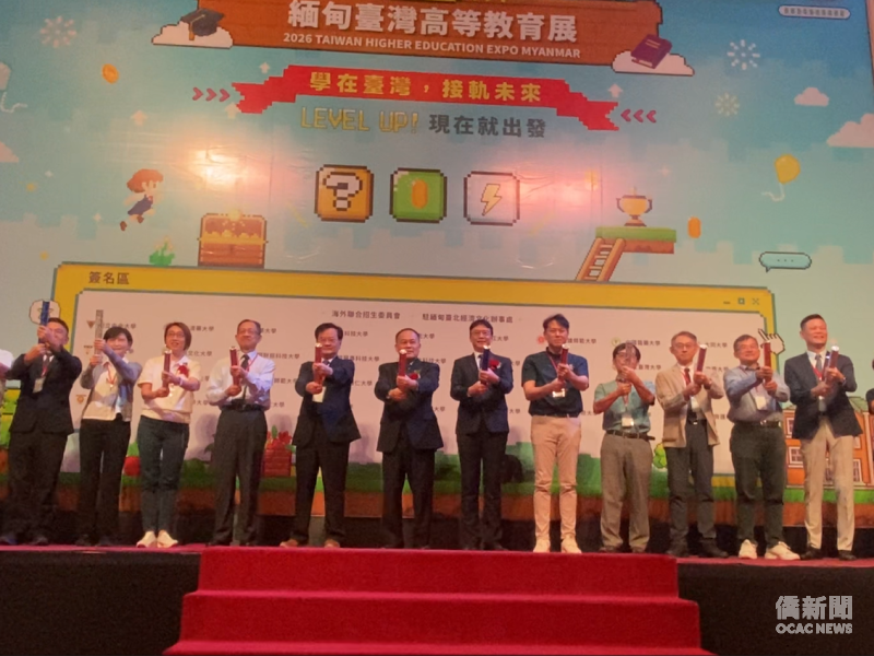 黃敏境（左6）、蘇玉龍（左5）與參展學校代表共同拉炮，宣告2026年緬甸臺灣高等教育展正式開展。