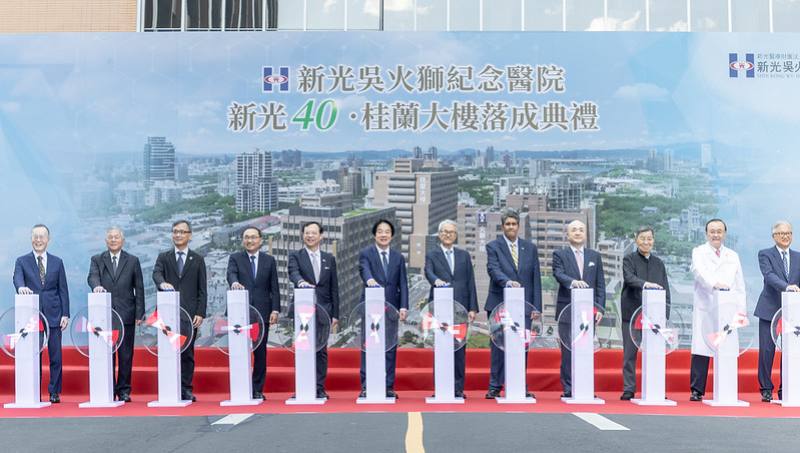 總統抵達後，首先與現場貴賓一同進行啟動儀式