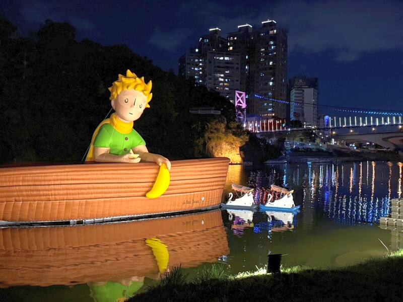 新北市觀光旅遊局17日起將推出以「小王子」為主題的碧潭地景裝置展，寬達19公尺的巨型划船造型氣偶格外吸睛，16日晚間試燈時已吸引不少人潮搶拍。