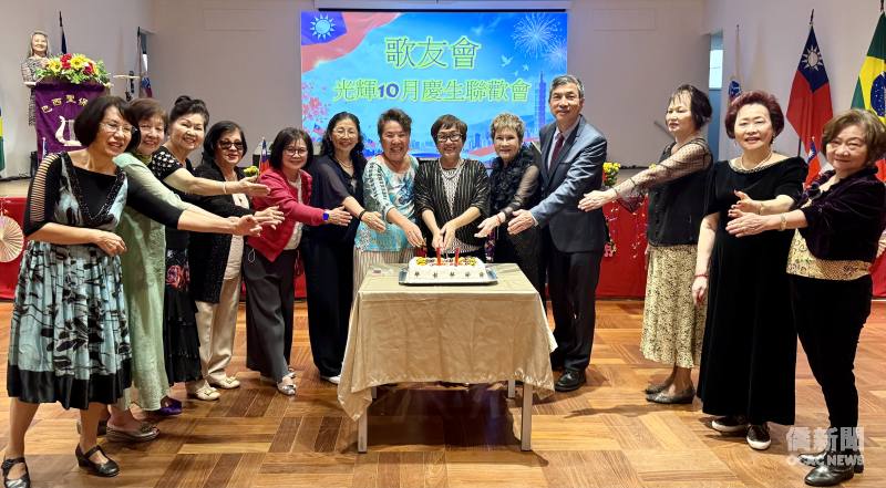貴賓和歌友會幹部合切中華民國115年國慶生日蛋糕