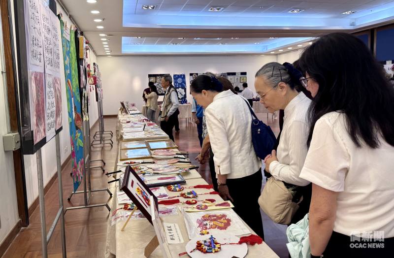 僑胞觀賞文教中心手工藝術班師生聯展作品。