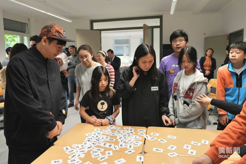 親子共同參與漢字組字遊戲，在互動中認識漢字文化。