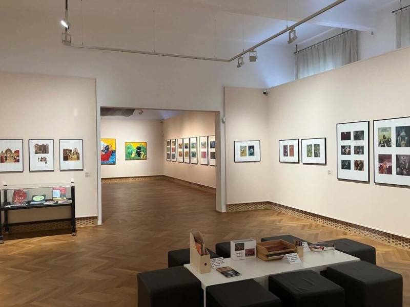 捷克知名插畫家瑞杰可（Tomáš Řízek）近日舉辦回顧展覽，展出百幅插畫作品。瑞杰可多年來游走於捷克與台灣兩地，他分享，台灣的大自然是他創作的靈感泉源。「台灣不僅在藝術上影響我，也深刻改變我思考世界與看待世界的方式。」（瑞杰可提供）