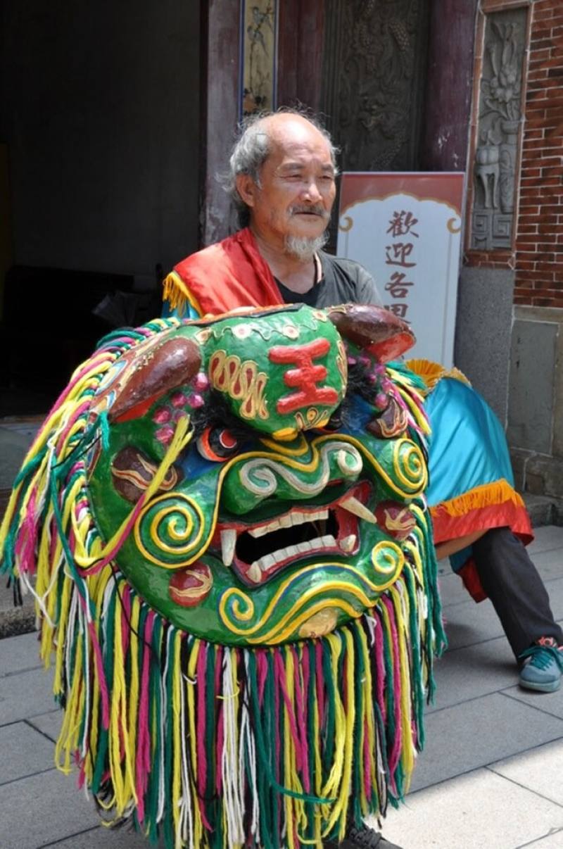 台中市傳統工藝「獅頭製作」保存者陳銘鴻16日辭世，享壽76歲。陳銘鴻長年致力傳承與推廣，為傳統工藝保存奠定深厚基礎，文化部將頒贈旌揚狀予以表彰。（台中市文化資產處提供）