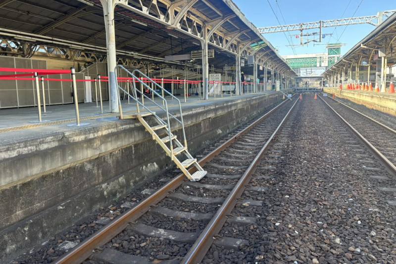 台南鐵路地下化第一階段通車後，舊車站軌道停用，即日起至26日開放部分以往不能進入的舊車站軌道區，供民眾拍照體驗。（台南市政府提供）