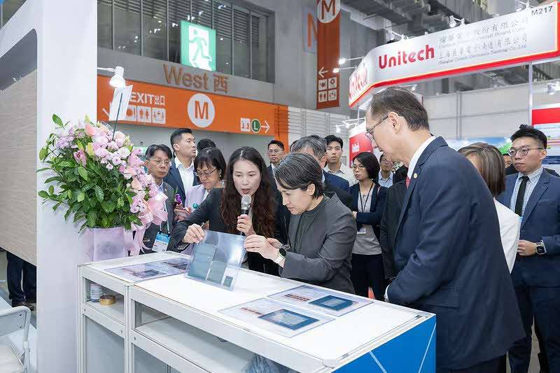 副總統與現場貴賓一同參觀展場