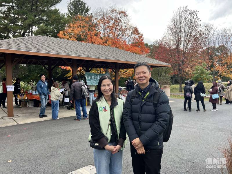 同鄉會會長楊慧雅(左)與波士頓文教中心主任康雅雄(右)合影。