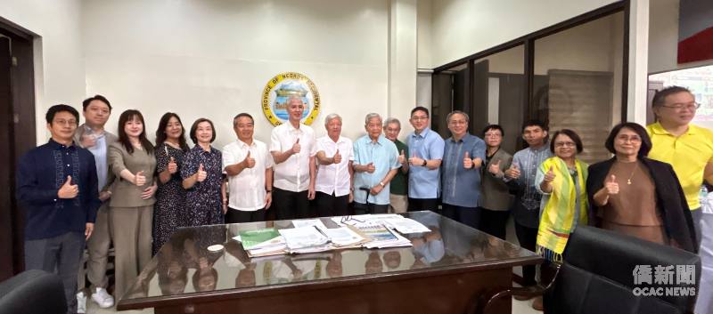 周民淦（左6）與拉克森（左7）、描戈律菲華工商聯合會名譽理事長暨僑務諮詢委員洪宗華（左9）、理事長鄭國仁（左8）、執行副理事長施純禮（右8）於省政府會議室合影，雙方就有機農業、農業科技及勞工合作等議題交流，期盼深化地方夥伴關係。
