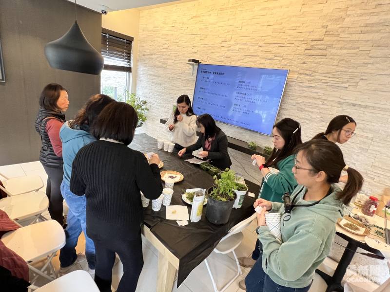 「我們用眼睛看世界，用嗅覺感受世界」講座現場，大家動手調配自己喜歡的香草茶。