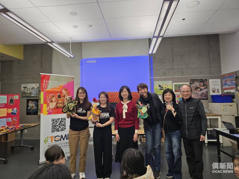 駐溫哥華辦事處僑務組組長郭淑貞(左三)高度肯定臺灣華語文學習中心（TCML）–溫哥華聯合中文學校校長賴飛鍾(右一)與執行長王秒如(右二)帶領學校於社區公立圖書館開課，展現TCML課程與社區結合。