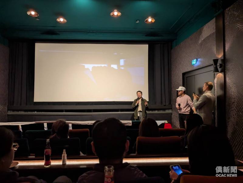 映象臺灣協會會長暨柏林臺灣影展總監吳浩平於法蘭克福場放映前致詞，介紹第9屆影展的德國巡迴計畫及策展理念。
