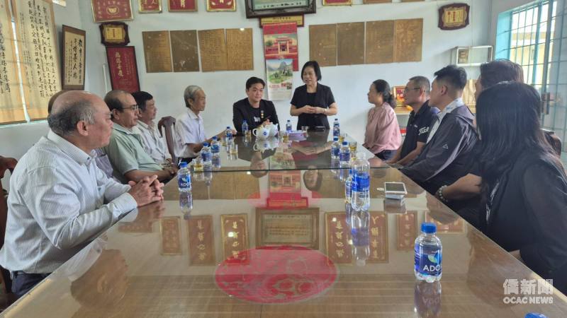 駐胡志明市辦事處僑務組組長文君妃(中間站立者)致詞致謝，並與校方座談交流，深入瞭解辦學與營運現況。