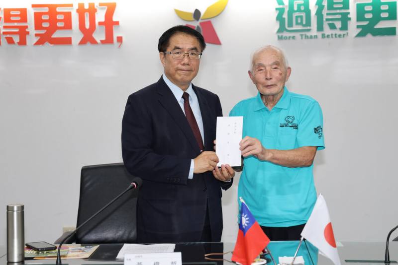 日本茨城縣水戶市議會議長袴塚孝雄（右）近日率團到台南體育交流，並到台南市政府拜會台南市長黃偉哲（左）。（台南市政府提供）