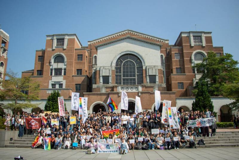 台灣大學學生會20日發布新聞稿，13日中午舉辦的校內同志遊行，由台大女性主義研究社、皮繩愉悅社、女同誌異社共同主辦，從台大總圖書館出發。（台大學生會提供）
