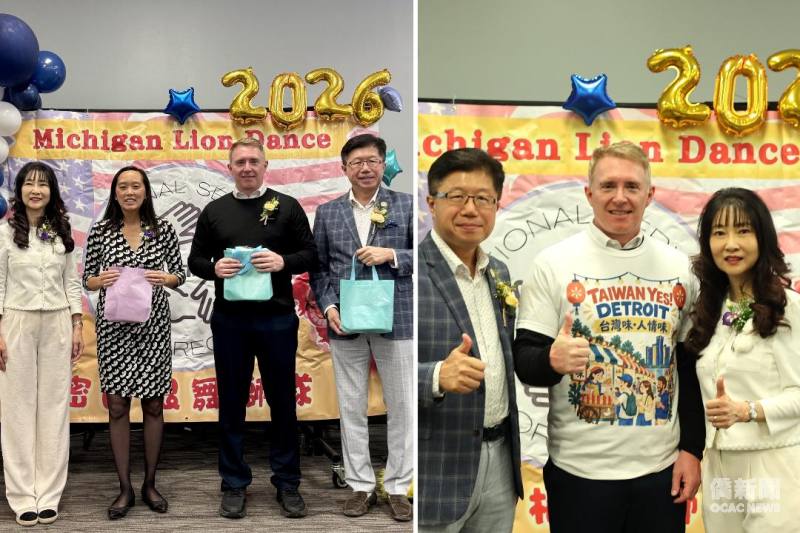 密西根舞獅協會2026年國家服務獎頒獎典禮，右圖中，頒獎貴賓穿上「Taiwan Yes! Detroit 臺灣味・人情味」T恤，大家一起比讚。左圖左起：賀婉青、張理、Brian Hartwell、蔣序龍。(謝雅玲提供)