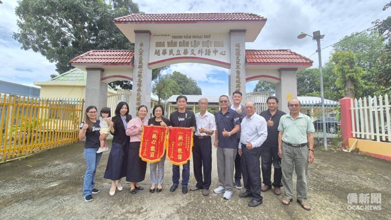 越華民立華文中心校長鄧秀芳校長(右9)、董事長張晃銓(右6)與臺商捐助代表合影，受贈獎助學金。