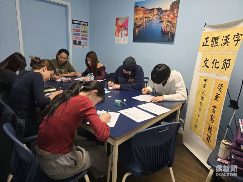 臺灣華語文學習中心（TCML）–溫哥華聯合中文學校成人班學員透過實際書寫親近正體漢字，體驗華語學習的樂趣。