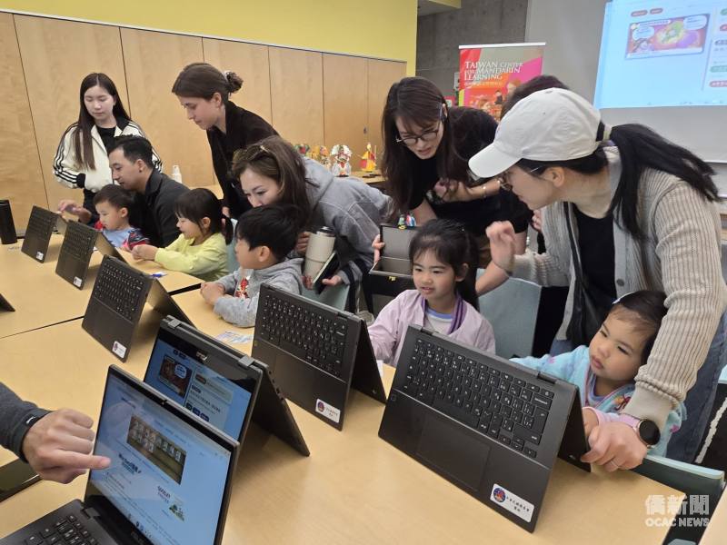 家長與孩子共同使用觸控式Chromebook進行聽讀、跟讀及錄音練習，體驗數位科技為華語學習帶來的便利與效能。
