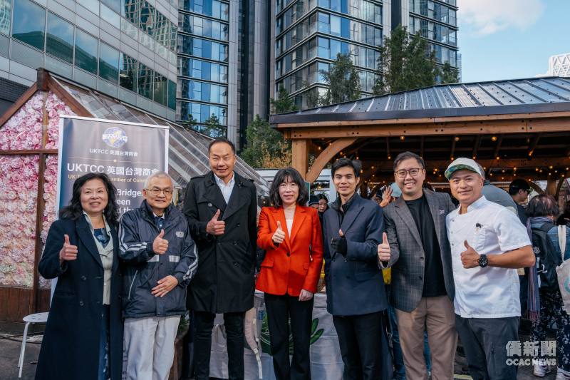 倫敦「2026臺灣美食文化節」開幕典禮，貴賓與主辦及合作團隊合影。左起：僑務顧問陳湘瑾、慈濟基金會英國負責人朱建隆、英國臺商會理事沈勤康、駐英國代表處公使江雅綺、英國臺灣商會會長戴翌軒、Canary Garden 代表梁穎豐，以及醉牛主廚楊昱。