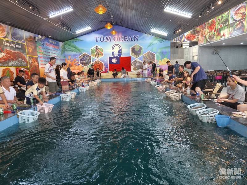 大家熱情為釣蝦選手加油，現場氣氛熱鬧溫馨。