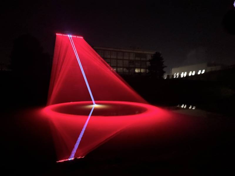 台灣藝術家張方禹作品登捷克訊號節（Signal Festival），用高達10公尺的雷射裝置，將細緻光束投射至水面，透過光線的反射與折射，營造虛實交錯的光影空間。