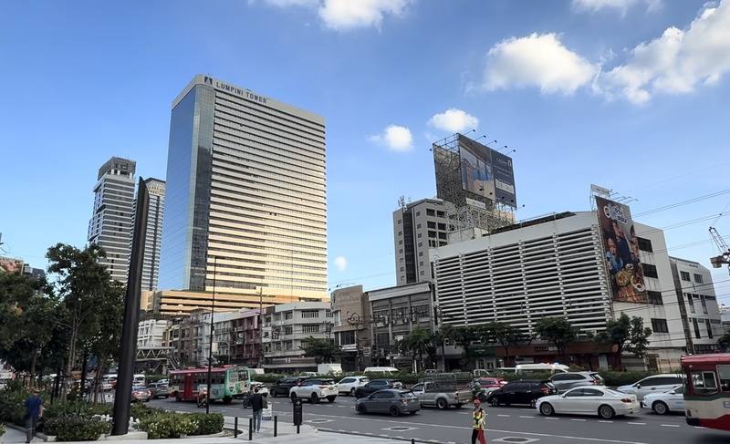 泰國曼谷高樓住宅林立，房地產市場卻面臨購買力疲弱及建商推案縮減等挑戰。