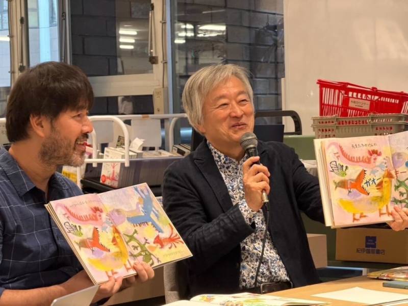 台灣繪本作家劉旭恭（左）18日受邀前往東京紀伊國屋書店新宿本店，分享日譯新書「你看看你，把這裡弄得這麼亂！」的創作理念，並與日本作家松本猛（右）展開對談。經常造訪台灣的松本猛對台灣繪本給予高度評價，直言如今已不遜於日本。（駐日台灣文化中心提供）
