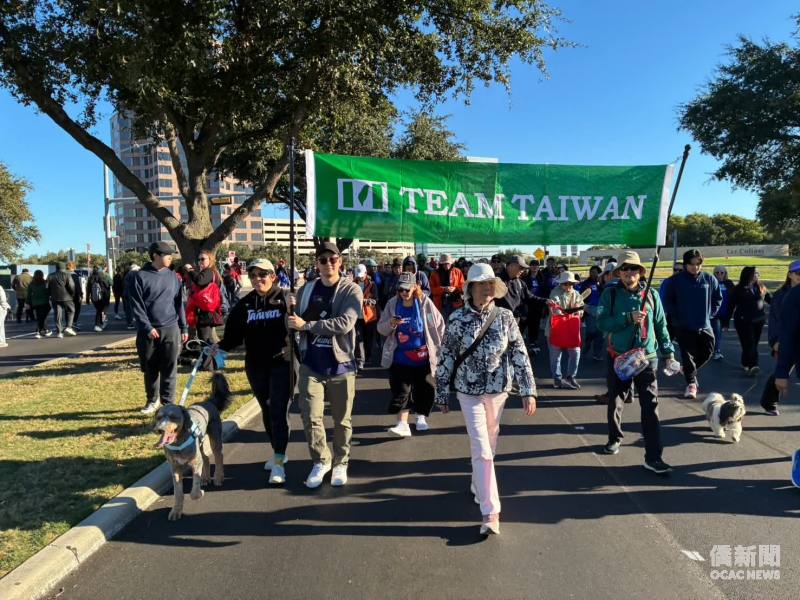 鄉親們攜家帶眷參與健走，毛小孩也加入TEAM TAIWAN一起走。