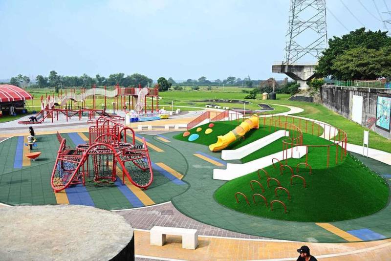 彰化縣溪州河濱公園21日正式啟用，公園內設有多樣化兒童遊具，結合滑步車場、彩繪牆、多功能草坪，以及體訓冒險場與樂齡體健設施等，滿足各年齡層運動與休閒需求。（彰化縣政府提供）