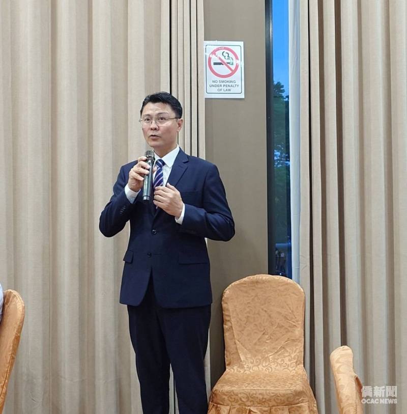 駐布里斯本辦事處處長范厚祿（立者）致詞（昆士蘭臺僑團體聯合會提供）