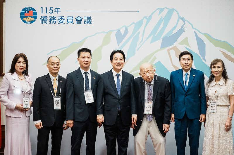 總統與出席貴賓合影